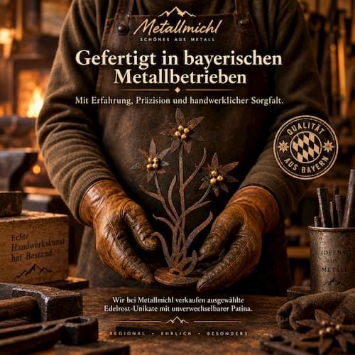 Hände in Lederhandschuhen halten ein Edelweiss aus Edelrost in einer Metallwerkstatt